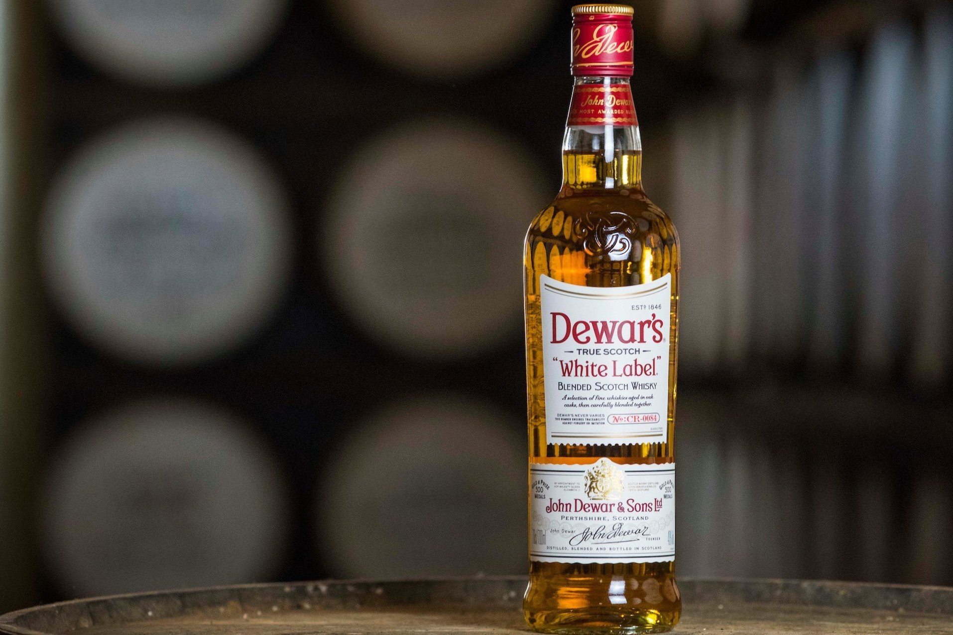 Уайт лейбл виски. Дюарс Уайт лейбл. Виски Дюарс Уайт. Виски деварс Вайт лейбл. Dewars White Label Blended Scotland Whisky.